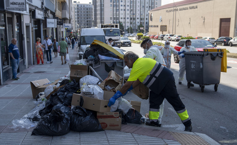 Empleados de Valoriza recogen 55 toneladas de basura acompañados de escolta policial en A Coruña