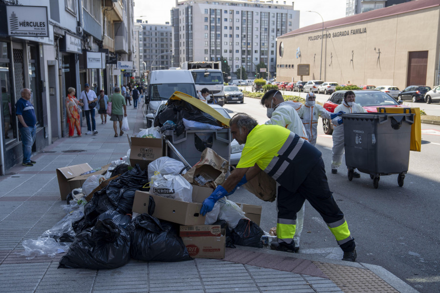 Empleados de Valoriza recogen 55 toneladas de basura acompañados de escolta policial en A Coruña