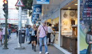La feria Mostrart abre su cuarenta edición y adorna Méndez Núñez con las obras de decenas de artesanos