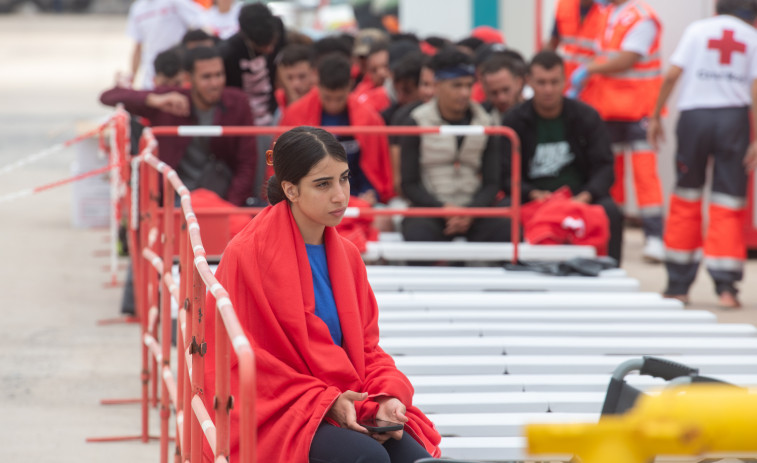 Galicia recibirá este martes a los primeros 100 migrantes derivados desde Canarias