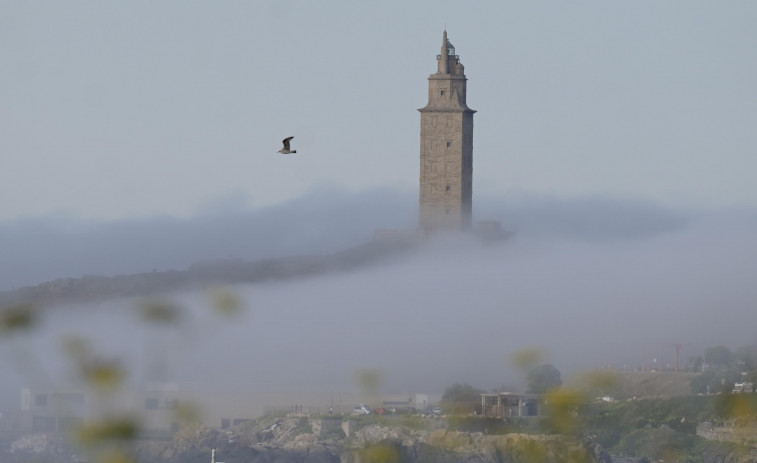 La niebla cubre A Coruña para terminar el día más caluroso del año