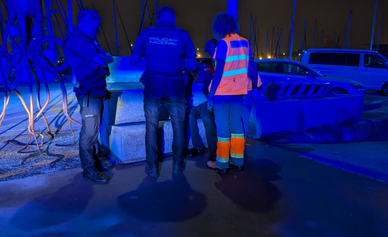 Rescatan a un pescador ebrio que cayó a la Dársena de A Coruña