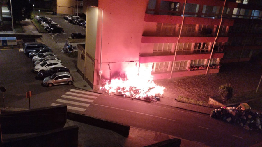 Los bomberos de A Coruña extinguen dos nuevos incendios de contenedores