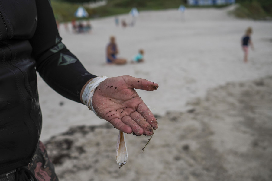 Salvamento investiga el origen de las pequeñas bolas de fuel que aparecieron en varias playas de Galicia