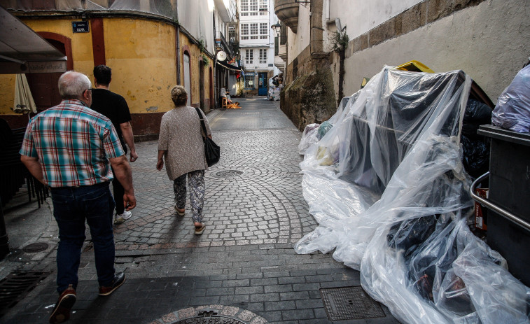 La suspensión del servicio de recogida de cartón y el mal olor afecta a los negocios de A Coruña