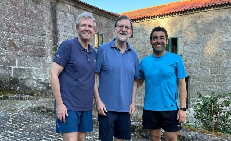 Rajoy mantiene la tradición y realiza una caminata por la Ruta a Armenteira acompañado por Alfonso Rueda
