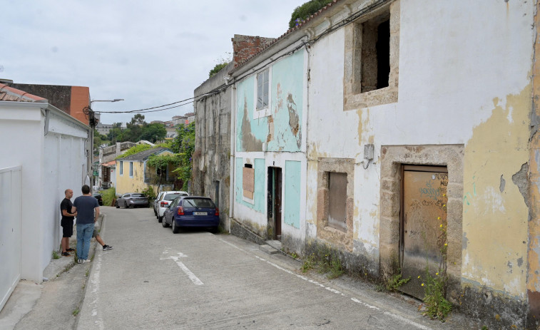 El abandono, las ilegalidades y los robos se ceban en un pequeño núcleo marinero de A Coruña