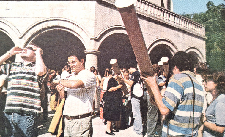 Hace 25 años | Miles de coruñeses contemplaron el último eclipse de sol del milenio