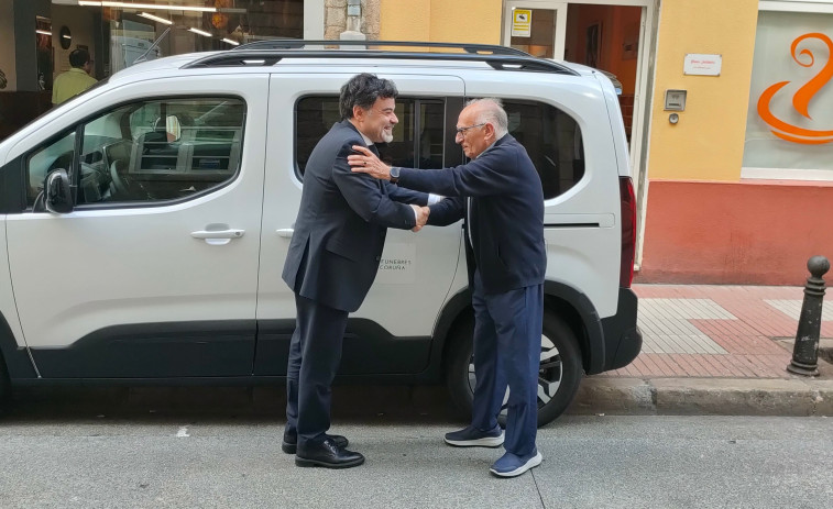 Pompas Fúnebres de A Coruña entrega comida y ropa a la Cocina Económica