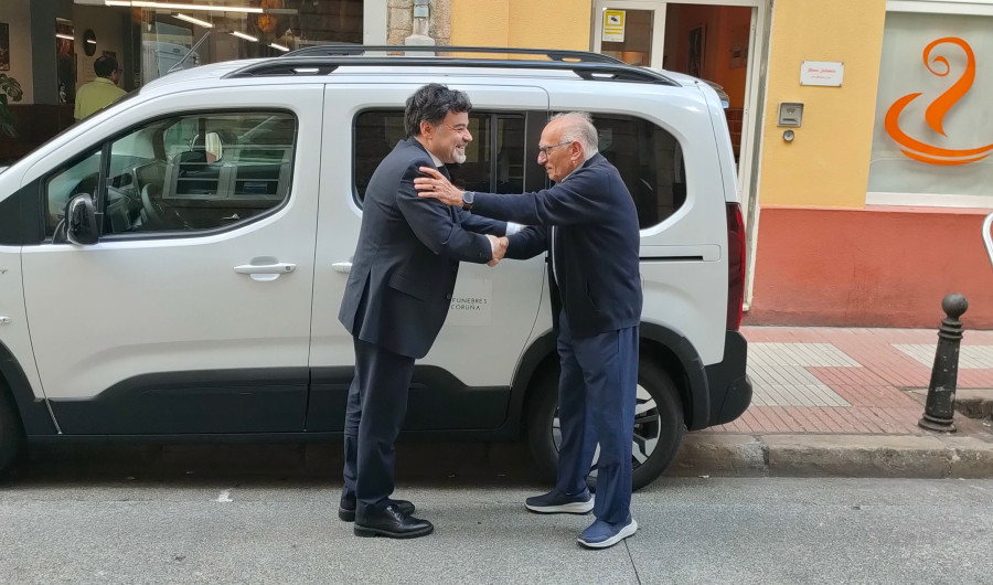 Pompas Fúnebres de A Coruña entrega comida y ropa a la Cocina Económica