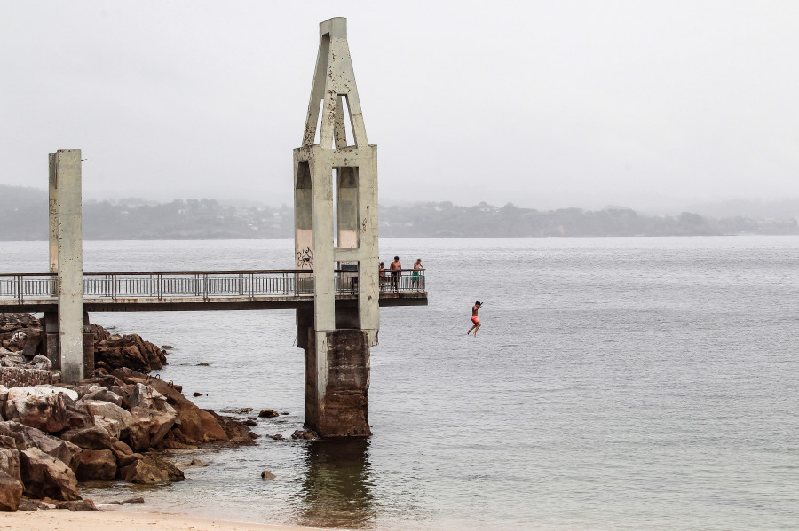 La nueva ordenanza de playas de A Coruña incluirá zonas desde donde se prohibirá zambullirse