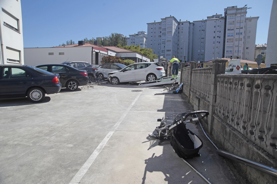 Un padre y su bebé, heridos tras arrasar un coche un muro de hormigón en O Birloque