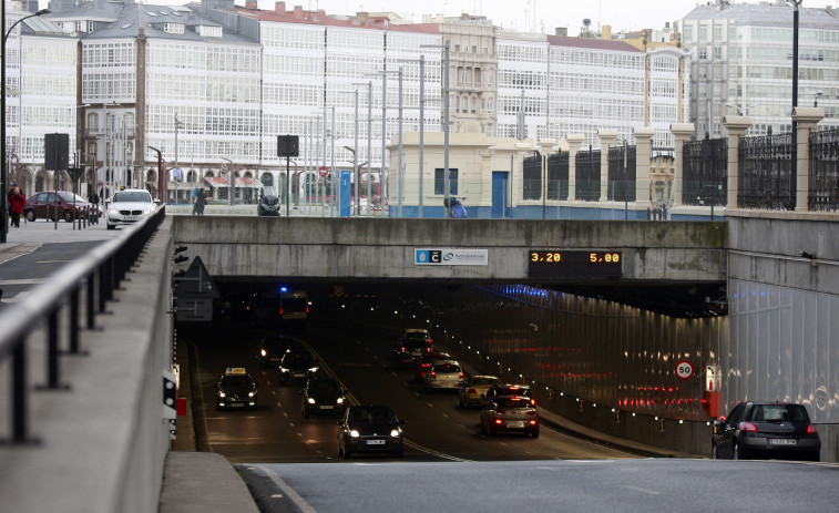 Una autocaravana averiada causa un atasco de media hora en el túnel de María Pita