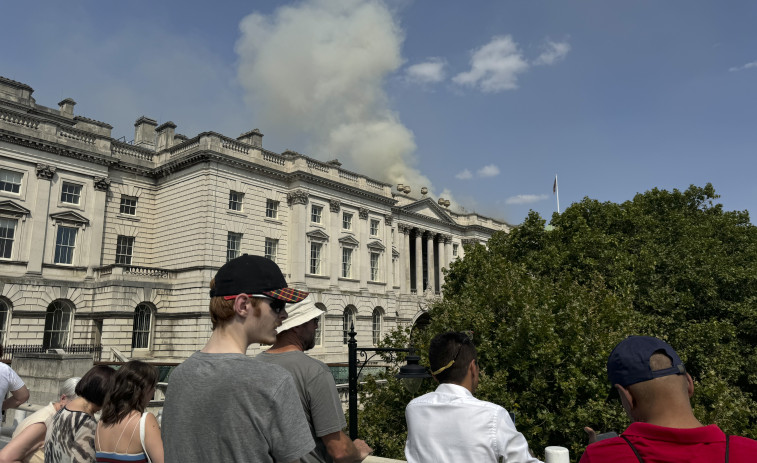 Más de cien bomberos atienden un incendio en un histórico edificio de Londres junto al Támesis
