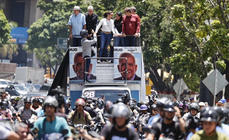 Machado reaparece en público entre el clamor de miles de personas concentradas en Caracas