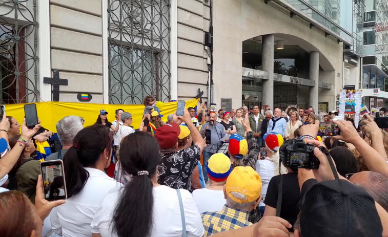 Casi quinientas personas se concentran en A Coruña para exigir el fin del régimen de Maduro