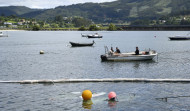 El hundimiento de un barco provoca un  vertido en la ría de Pontedeume