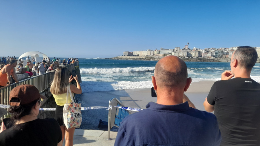 Bandera roja en A Coruña: las mareas vivas obligan a evacuar la playa del Orzán