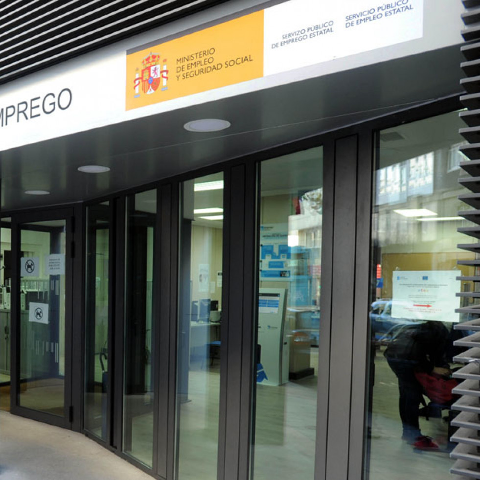 A Coruña experimentó en abril la mayor bajada del paro en todo el año