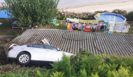 Un coche se sale de la vía y cae sobre un alpendre en Miño