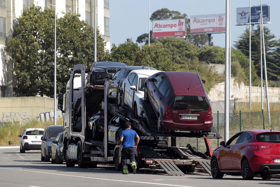 A Coruña, menos coches y más viejos