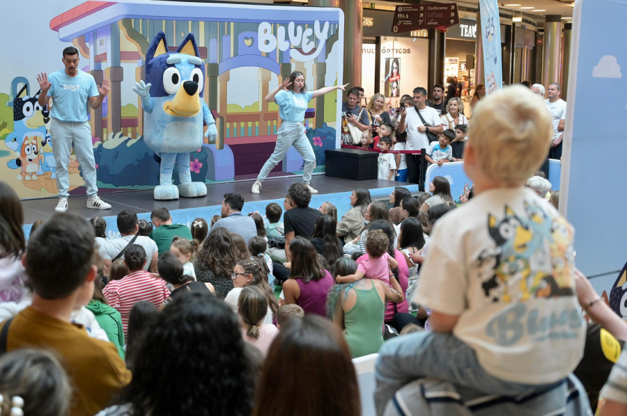 Bluey levanta pasiones infantiles en el centro Marineda City en su primera visita a Galicia