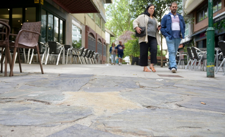 'Ñapas' por necesidad en A Coruña: los vecinos de la plaza de San Pablo se pusieron manos a la obra