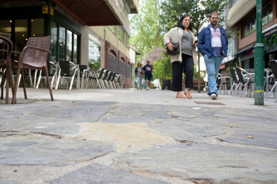 'Ñapas' por necesidad en A Coruña: los vecinos de la plaza de San Pablo se pusieron manos a la obra