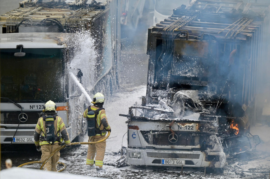 Arden seis camiones de basura de A Coruña en la nave de la empresa PreZero en A Grela