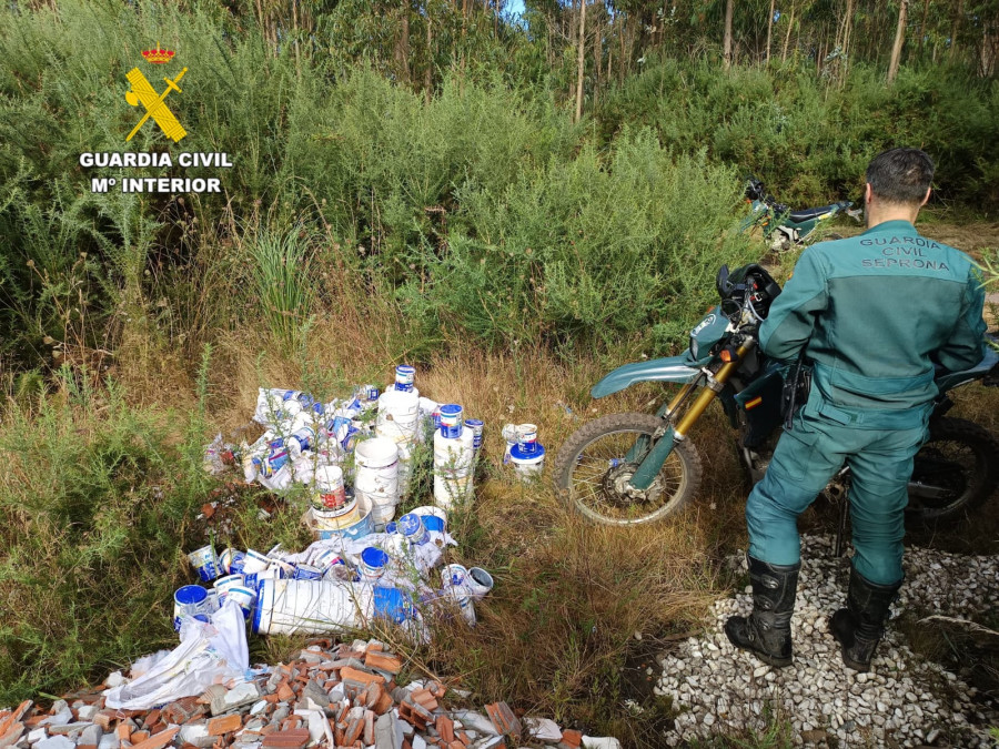 Más de 200 botes de pintura tóxicos tirados en Feáns en un vertedero incontrolado
