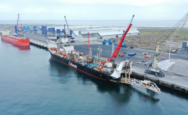 Un barco con aguijón descarga en el Puerto Exterior de A Coruña