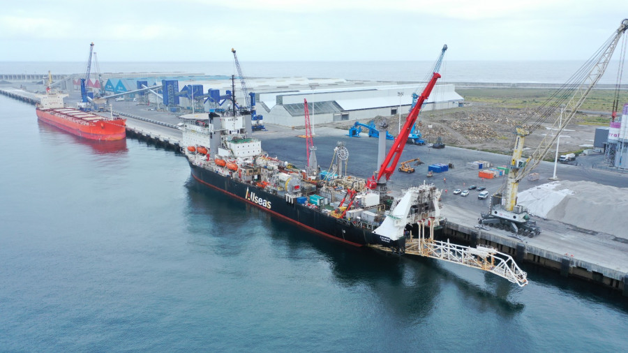 Un barco con aguijón descarga en el Puerto Exterior de A Coruña