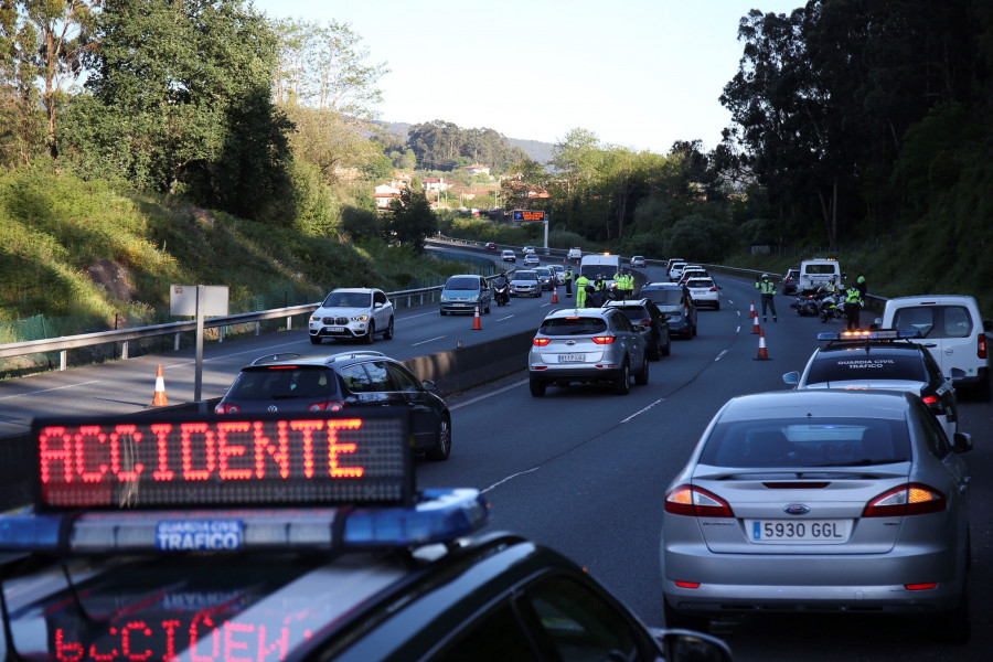 Dos heridos en Bergondo tras chocar contra un poste