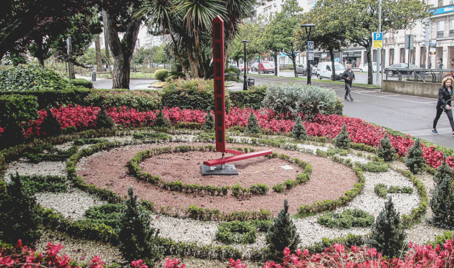 Vandalismo sobre símbolos coruñeses: el reloj de los jardines y María Pita son  los últimos afectados
