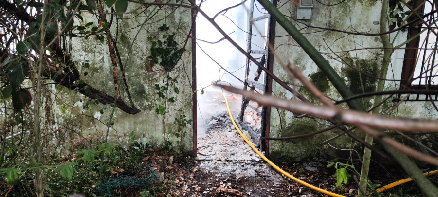 Arde una casa abandonada en A Brea, en Bergondo