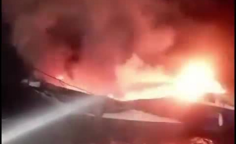 Rescatados en Vigo dos tripulantes de un barco que ardió en la ría