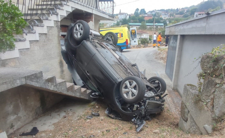 Evacuada en Ourense tras volcar con su coche y caer en el patio de una casa