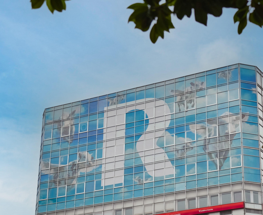 Las vacas voladoras rodean el logotipo de R e invitan a soñar una era de posibilidades
