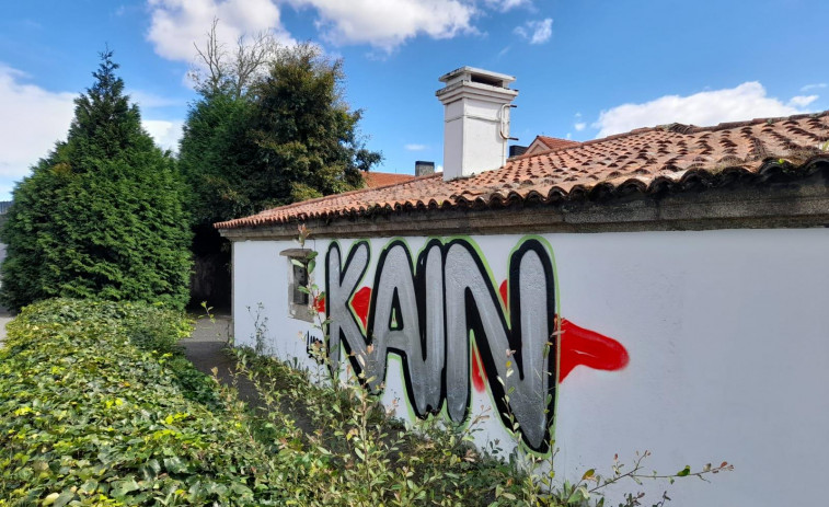 Oleiros se suma a las críticas por los actos de vandalismo que sufre el pazo de Arenaza