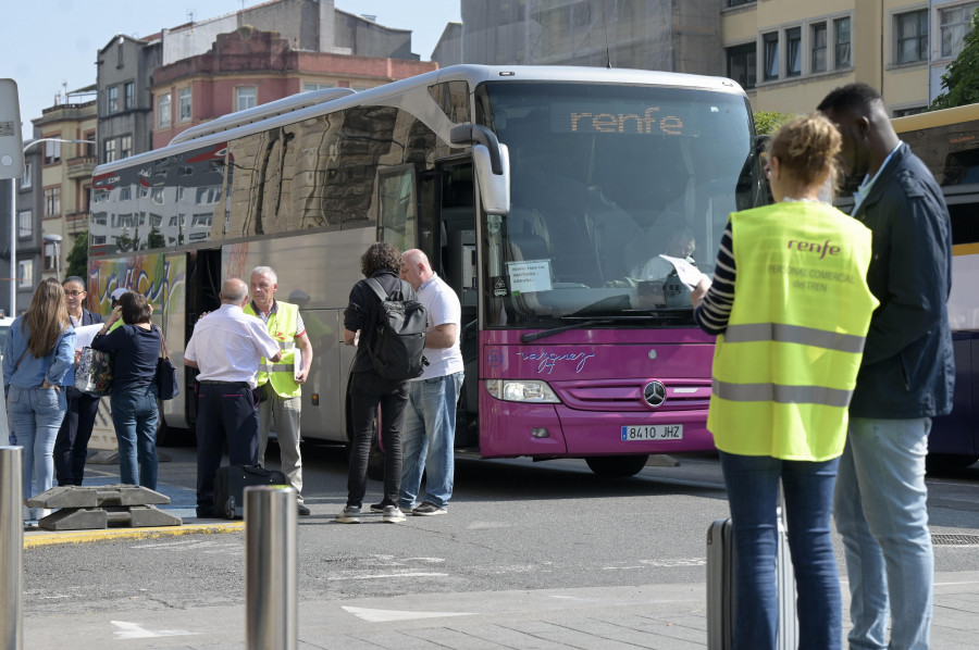 Renfe continúa en A Coruña con los transbordos en autobús ante las quejas de los viajeros