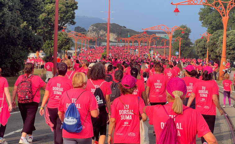 Siete mil mujeres tiñen de rosa el Paseo Marítimo