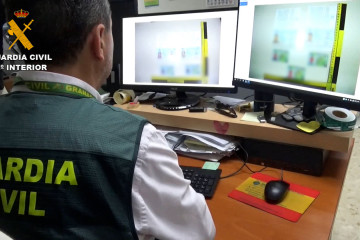 GRANADA, 23/09/2024.- La Guardia Civil ha detenido a cinco personas y ha investigado a otras diez vinculadas a la organización que ha estafado 325.000 euros a dos mujeres a las que hicieron creer que