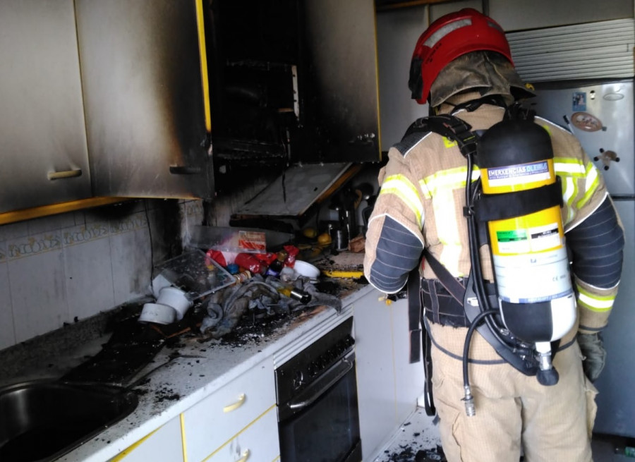 Los Bomberos de Oleiros extinguen un fuego en una cocina de Arillo