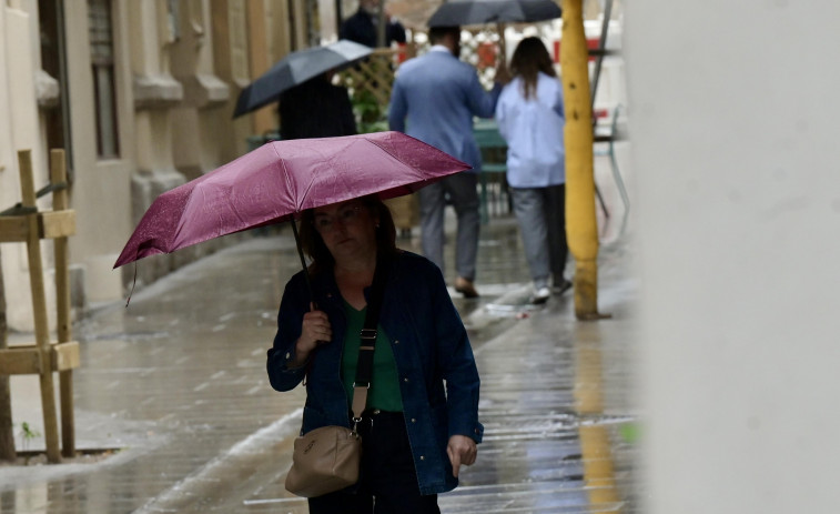 El viento y la lluvia ponen A Coruña de nuevo en alerta y obligan a mantener cerrados parques y jardines