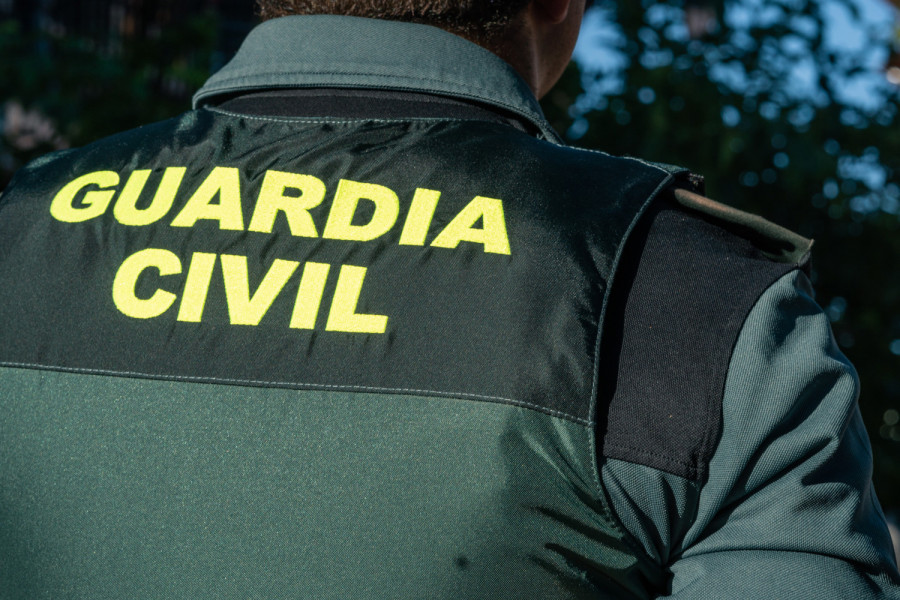 Dos agentes de la Guardia Civil impiden que una mujer se precipitase por un puente en San Cibrao das Viñas