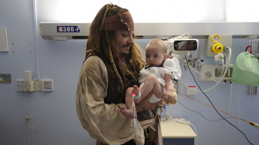 Johnny Depp, como Jack Sparrow, visita a los niños hospitalizados en San Sebastián