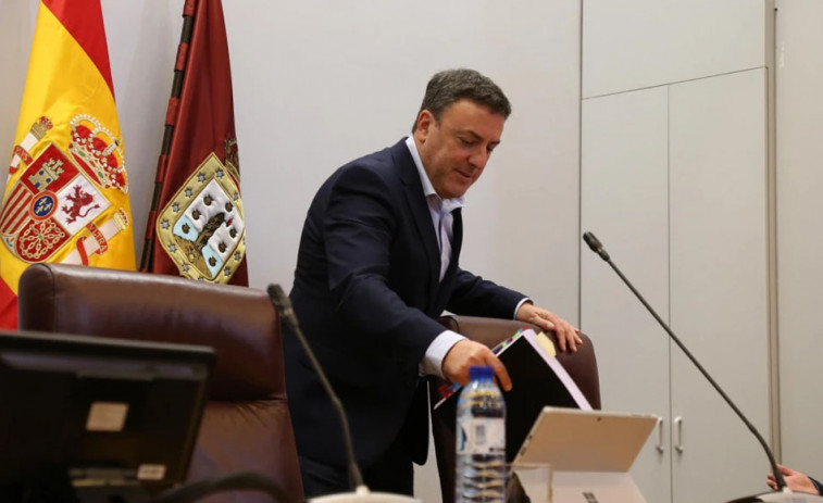 El Ayuntamiento de Santiago reprueba a Formoso por apoyar que A Coruña imparta Medicina