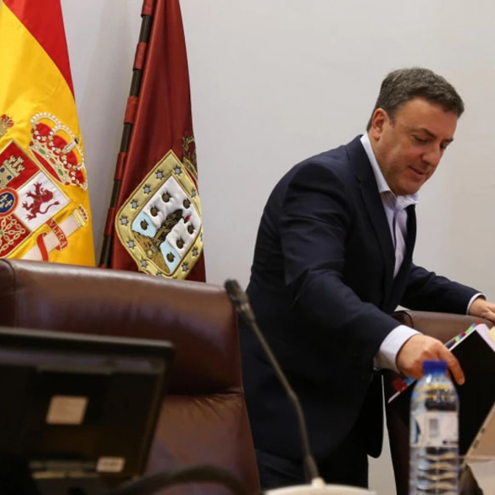 El Ayuntamiento de Santiago reprueba a Formoso por apoyar que A Coruña imparta Medicina