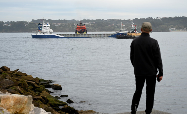 Remolcan un carguero averiado hasta el puerto de A Coruña