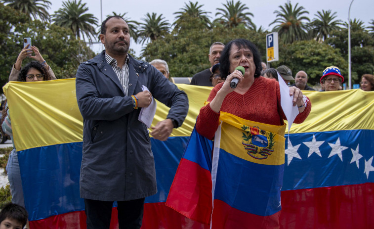 Los venezolanos celebran una manifestación en el Obelisco